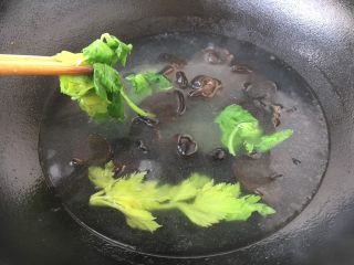 #菌类料理# 木耳蛋花汤,放入芹菜叶，大火煮开。