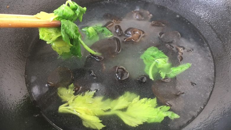 #菌类料理# 木耳蛋花汤,放入芹菜叶，大火煮开。
