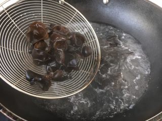 #菌类料理# 木耳蛋花汤,用开水汆烫2分钟，捞出后过凉水备用。