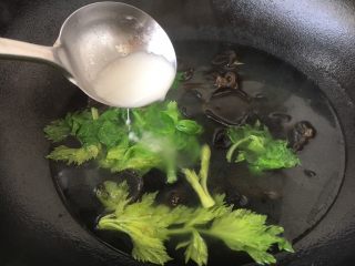 #菌类料理# 木耳蛋花汤,改小火，淋入水淀粉。分2次淋入。