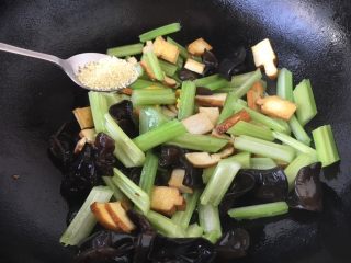 #菌类料理# 黑木耳炒芹菜,放入少许的鸡精提味。
