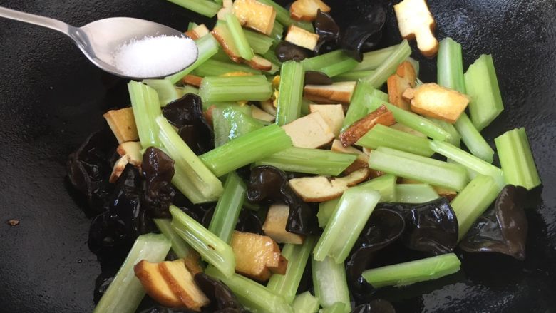 #菌类料理# 黑木耳炒芹菜,放入少许的盐调味。