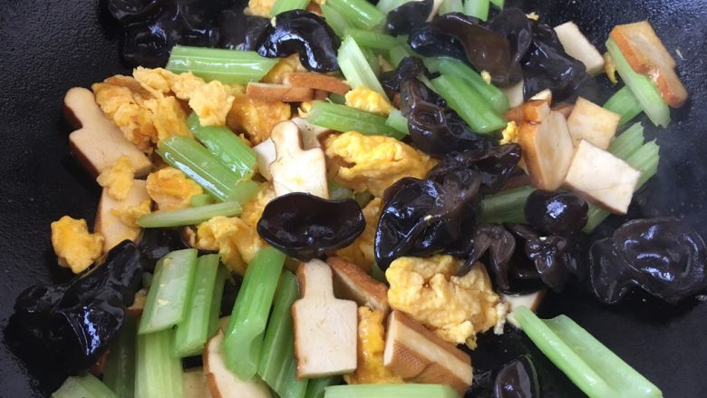 #菌类料理# 黑木耳炒芹菜,放入炒好的鸡蛋，翻炒均匀。