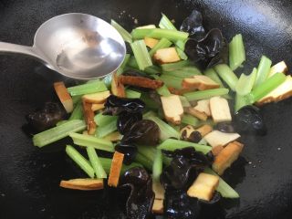 #菌类料理# 黑木耳炒芹菜,烹入20ml的开水，翻炒片刻。