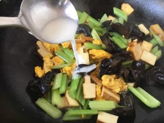 #菌类料理# 黑木耳炒芹菜,淋入1勺的水淀粉，翻炒均匀。