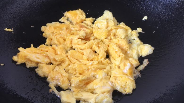 #菌类料理# 黑木耳炒芹菜,将鸡蛋炒熟，盛出备用。