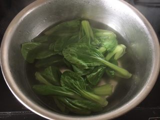 #菌类料理# 虫草花山药排骨汤,小油菜在开水里汆烫一下，捞出来，过一下凉水，沥干水分备用。