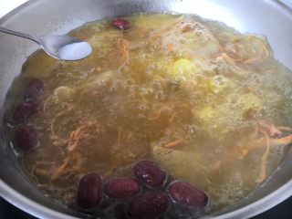 #菌类料理# 虫草花山药排骨汤,最后放入少许的盐调味。