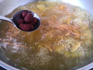 #菌类料理# 虫草花山药排骨汤,放入红枣，小火炖10分钟。