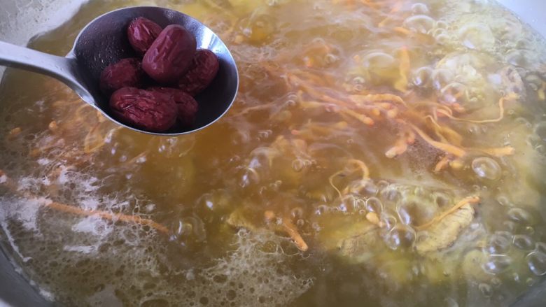 #菌类料理# 虫草花山药排骨汤,放入红枣，小火炖10分钟。