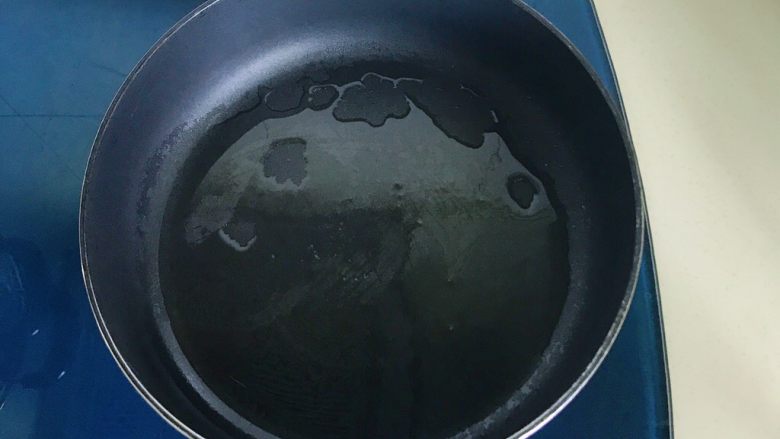 肉饼缸豆花环,平底锅中倒入少许油