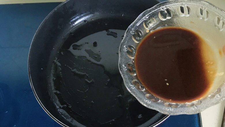 肉饼缸豆花环,锅里有煎过剩下的底油，就不需要再另外加油了，倒入调好的酱汁勾一个薄薄的芡汁