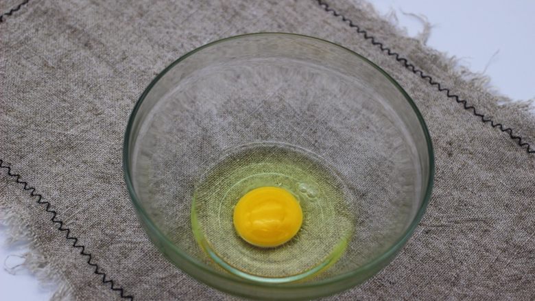 清新蕾丝蛋卷,取一个深一点的碗，打散一个<a style='color:red;display:inline-block;' href='/shicai/ 9'>鸡蛋</a>
