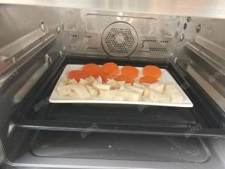 狭鳕鱼糕,将藕丁和胡萝卜片一起放入蒸箱中蒸十五分钟