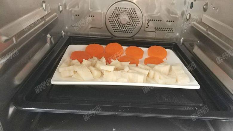 狭鳕鱼糕,将藕丁和胡萝卜片一起放入蒸箱中蒸十五分钟