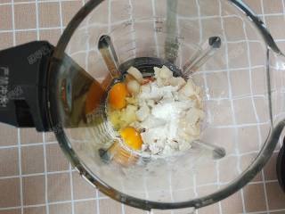 狭鳕鱼糕,将藕丁、胡萝卜片、狭鳕鱼块、淀粉、鸡蛋全部放入米厨破壁机的料理杯中