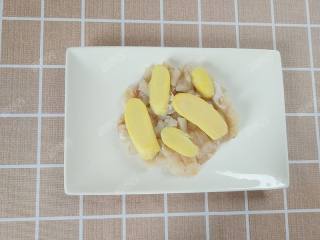 狭鳕鱼糕,生姜切成薄片，覆盖在狭鳕鱼肉上腌制二十分钟
