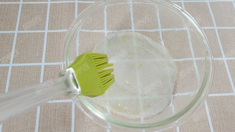 狭鳕鱼糕,准备一个耐高温的碗，底部垫油纸，碗壁刷油