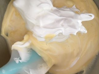 6寸原味戚风蛋糕 ,将剩余的蛋白都加入到蛋黄糊中，第二次加入蛋白霜的时候就尽量轻一点，要么容易有很多大气泡