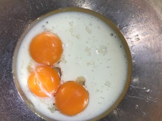 6寸原味戚风蛋糕 ,鸡蛋➕牛奶➕玉米油 混合均匀 搅拌至表面看不见油珠 这一步很关键一定要乳化到位
