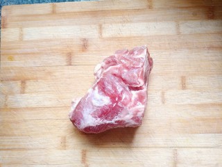 家常芹菜粉条炒肉,准备一块去皮少肥肉的羊肉，