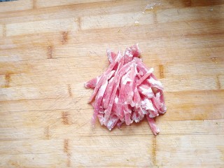 家常芹菜粉条炒肉,切成粗条，不用太细，。