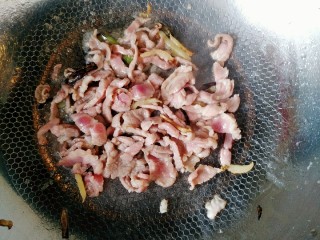 家常芹菜粉条炒肉,如图可以稍带肉色，放生抽煸炒这样放调料时肉不会老。