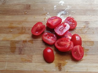 番茄火腿炒意面,小番茄洗净后先切成小块