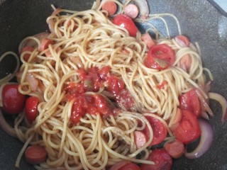 番茄火腿炒意面,最后再调入适量胡椒粉，鸡精和番茄意面酱翻炒均匀即可出锅。