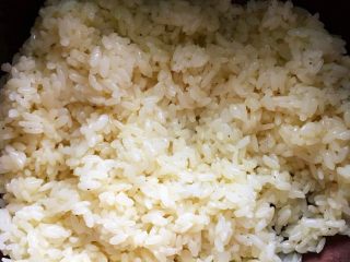 牛肉蛋炒饭,鸡蛋打散倒入米饭中
加盐、料酒、胡椒
搅拌均匀