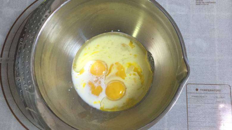 原味戚风蛋糕,蛋黄里倒入牛奶和玉米油用手动打蛋器拌均匀