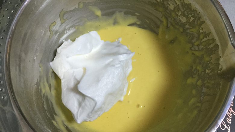 原味戚风蛋糕,取一半蛋白和蛋糊用翻拌、切拌的手法拌匀，不能画圈圈，以免消泡