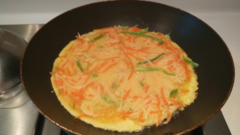 三丝鸡蛋饼,平底锅烧热倒入适量油，在加入三丝面糊涂抹均匀即可。