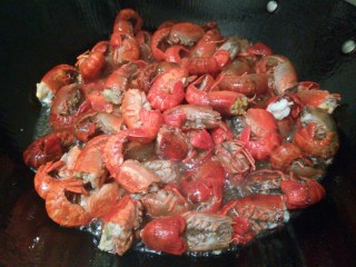 麻辣小龙虾,锅里多放一点油，油温八成热，下小龙虾油炸2分钟，捞起锅，