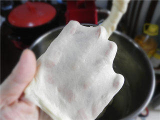 果酱面包卷,加入软化的黄油和酵母。开启2档搅拌使黄油和面团融合，再开启5档揉面，约7分钟后，面团揉至扩展阶段。