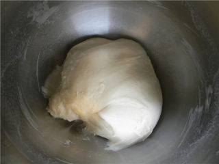 果酱面包卷,称量好所有材料，将除酵母和黄油外的所有面团材料放进搅拌桶内（先放湿性材料，再放干性材料）。厨师机揉面1档混合均匀，再开启5档揉6分钟左右，面团已稍具薄膜。