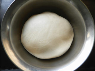 果酱面包卷,将面团滚圆，盖上保鲜膜，放温暖处进行第一次发酵（发酵至2倍大）。