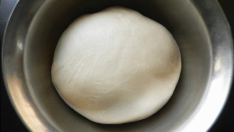 果酱面包卷,将面团滚圆，盖上保鲜膜，放温暖处进行第一次发酵（发酵至2倍大）。