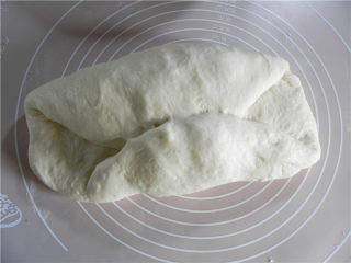 果酱面包卷,将面团取出，轻轻揉匀排气。