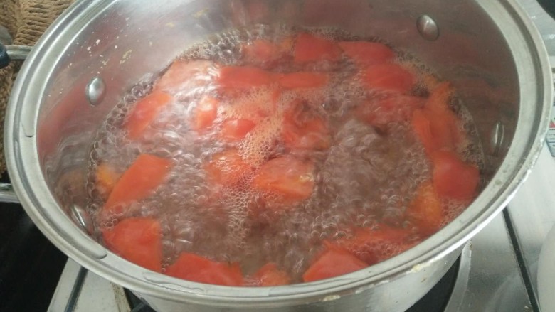 番茄疙瘩汤,水开加入羊肉汤加入小番茄丁再次烧开