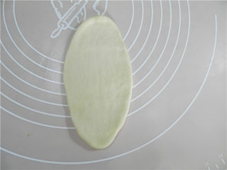 果酱面包卷,依次取一份面团擀成椭圆形（我是全部擀好24份再对折，这样可预防：之前做好的先发酵起来的困扰）。