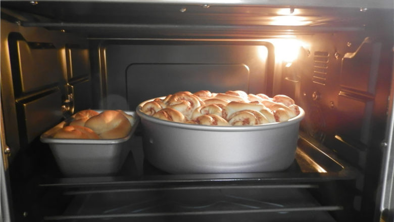 果酱面包卷,放入预热好的烤箱中下层，180度约20分钟左右，上色满意及时加盖锡纸，防止烤糊或上色过深（每家烤箱温度不同，请按自家烤箱脾气调整时间与温度）。