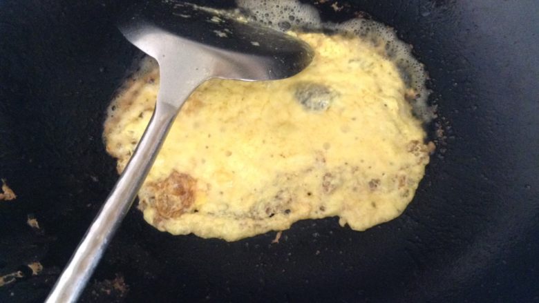 懒人面一一鸡蛋料理,先烧热锅，然后加入适量的油，再倒入鸡蛋