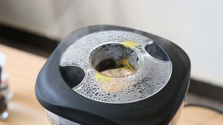 南瓜土豆浓汤,制作完成，看，在冒水蒸气呢;