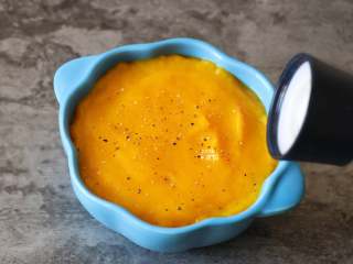 南瓜土豆浓汤,加入适量胡椒粉即可食用啦；