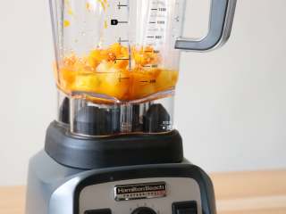 南瓜土豆浓汤,加入冷开水至300ml刻度线，盖上杯盖和加料口盖；