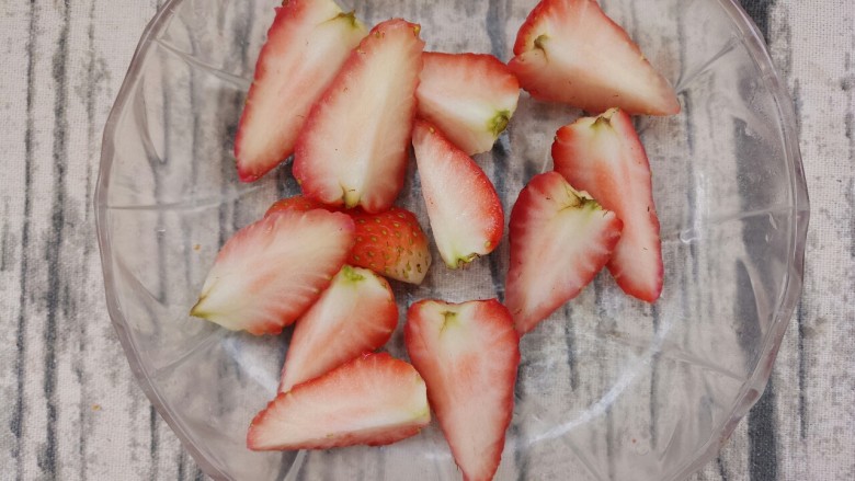 松饼+草莓,切点草莓，装饰一下