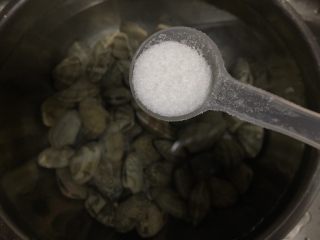 啤酒泡椒花蛤,加入两勺食盐，每半小时换一次水，两三次即可