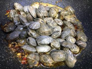 啤酒泡椒花蛤,放入沥水后的花蛤，爆炒