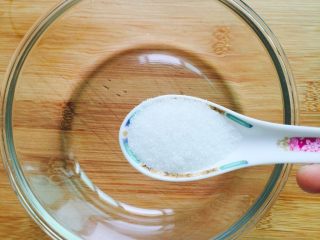 自制零食～秘制柠檬凤爪,利用浸泡的时间进行调汁：一勺白糖